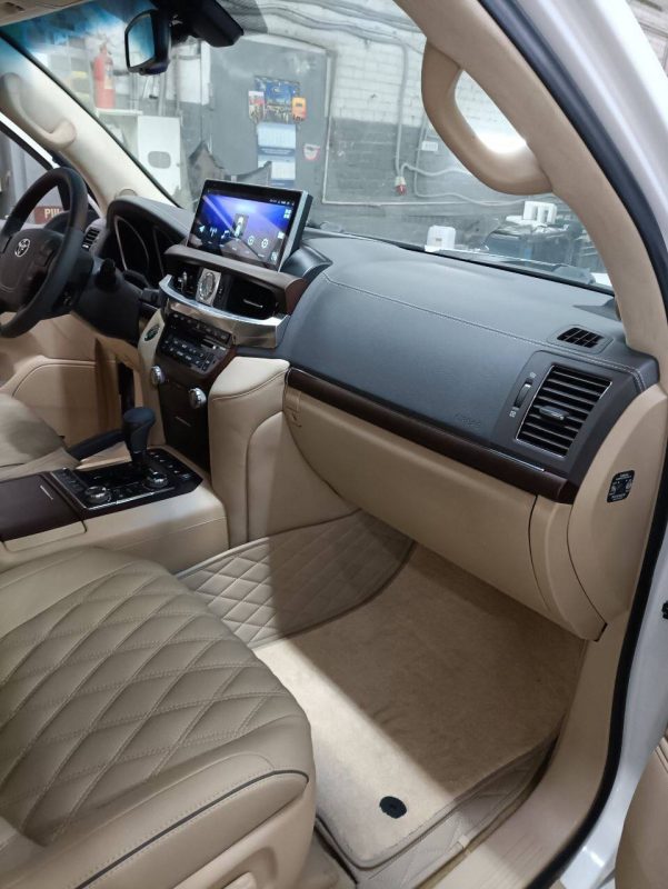 Перетяжка салона Toyota Land Cruiser 200