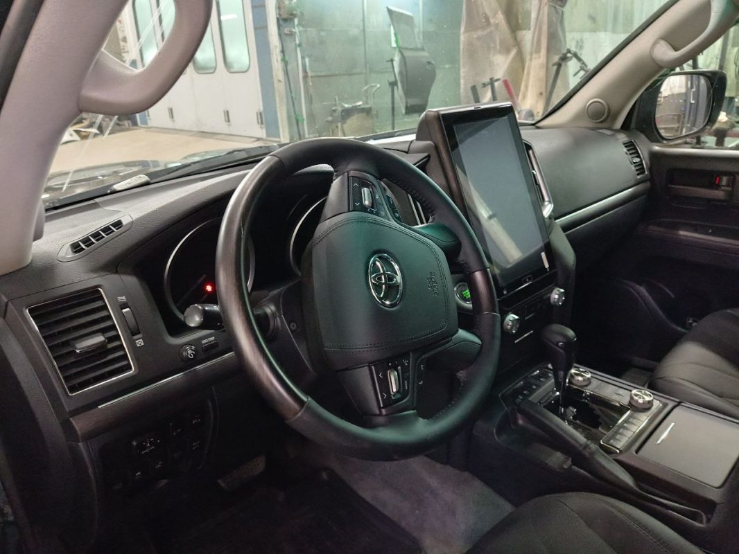 Установка головного устройства Tesla на Land Cruiser 200