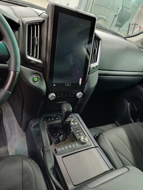 Установка головного устройства Tesla на Land Cruiser 200