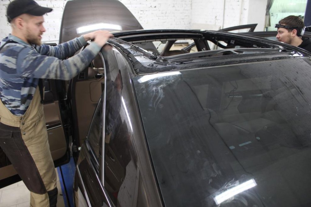 Замена стекла панорамной крыши Maybach 62