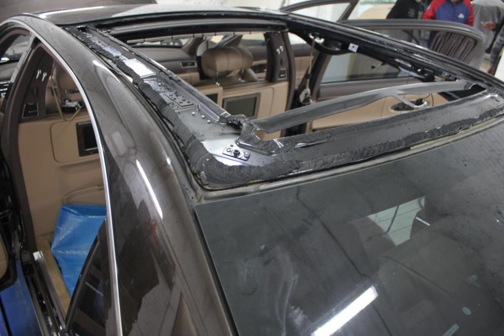 Замена стекла панорамной крыши Maybach 62