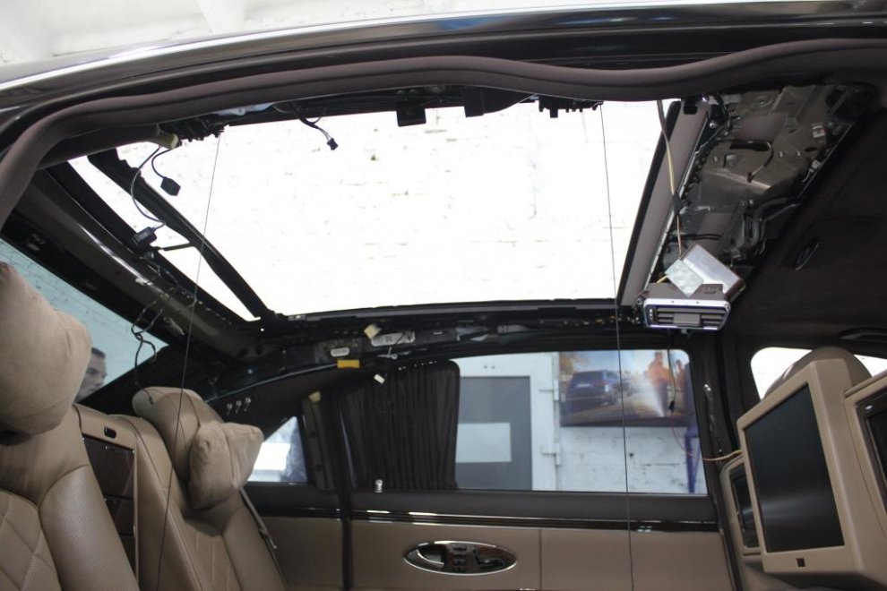 Замена стекла панорамной крыши Maybach 62